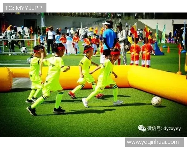 足球明星玩偶广告创意设计展现运动魅力与童趣结合的完美视觉体验