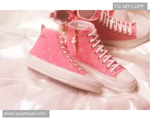 足球明星携手LV包展现时尚魅力引领潮流风向标